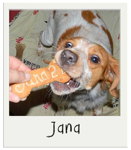 Jana avec son biscuit BIO